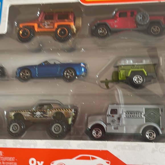 Metal Matchbox car set not opened - Picture 3 of 3